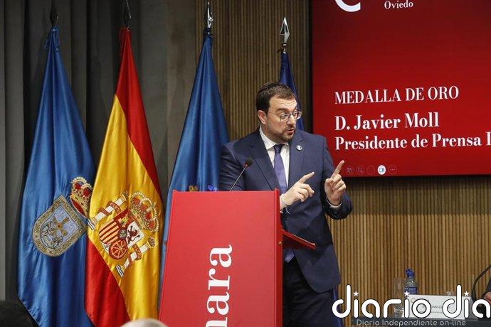 Barbón defiende que la función de los medios "no tiene reemplazo" en una sociedad democrática