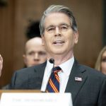 Bessent dice que EEUU deja pasar petroleros de Irán por Ormuz para aliviar al mercado