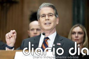 Bessent dice que EEUU deja pasar petroleros de Irán por Ormuz para aliviar al mercado