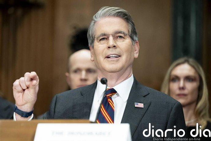 Bessent dice que EEUU deja pasar petroleros de Irán por Ormuz para aliviar al mercado