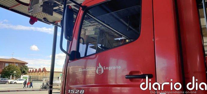 Bomberos de Logroño intervienen en el derrumbe de una fachada en una vivienda abandonada en Fuenmayor