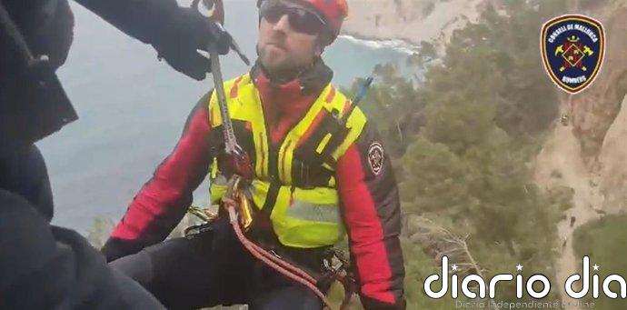 Bomberos de Mallorca evacúan en helicóptero en sendos rescates a dos personas en Alcúdia y Banyalbufar