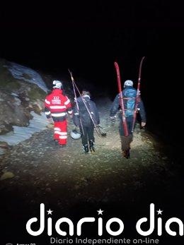 Bomberos guían a dos montañeros en el descenso desde la estación superior de Picos de Europa
