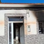 Bomberos rescatan a un bebé durante las labores de extinción de un incendio en una casa contigua
