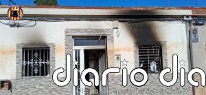 Bomberos rescatan a un bebé durante las labores de extinción de un incendio en una casa contigua