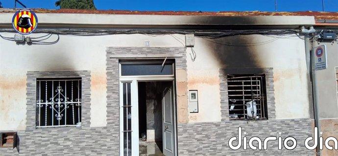Bomberos rescatan a un bebé durante las labores de extinción de un incendio en una casa contigua