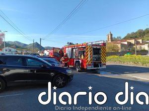 Bomberos sofocan un incendio en una carpintería en Santiurde de Toranzo