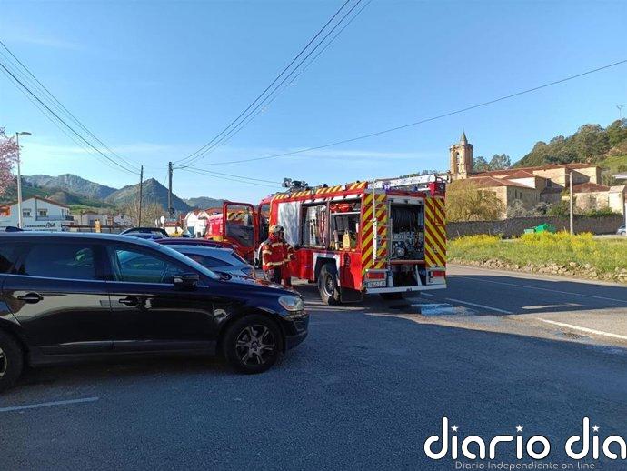 Bomberos sofocan un incendio en una carpintería en Santiurde de Toranzo