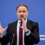 Bruselas rechaza reanudar las compras de energía rusa y avisa: "No volveremos a importar ni una molécula"