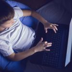 Bruselas reúne el jueves por primera vez al panel que estudiará cómo limitar el acceso de menores a redes sociales