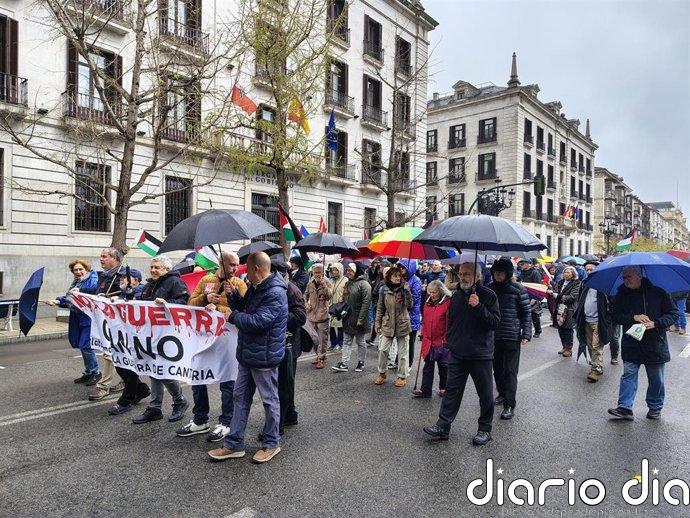 Cerca de medio millar de personas pide en Santander el fin de la guerra: "No más sangre por petróleo"