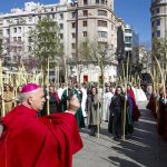 Cientos de personas siguen la procesión del Domingo de Ramos en Santander