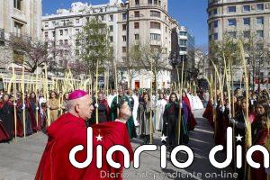 Cientos de personas siguen la procesión del Domingo de Ramos en Santander