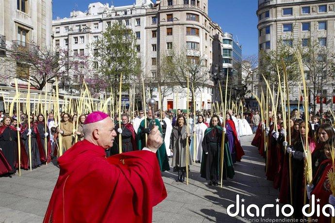 Cientos de personas siguen la procesión del Domingo de Ramos en Santander