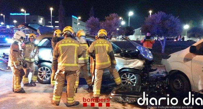 Cinco afectados tras un accidente entre dos vehículos en Tarragona
