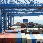 Cinco heridos en un incendio provocado por los restos de un misil en una zona comercial de Abu Dabi