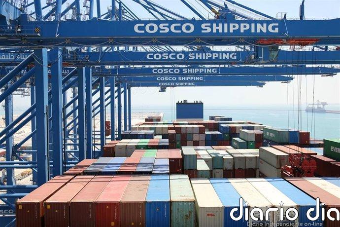 Cinco heridos en un incendio provocado por los restos de un misil en una zona comercial de Abu Dabi