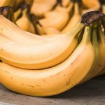 Cómo madurar un plátano verde en menos de una hora y usarlo en tus recetas