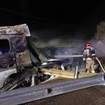 Confinan dos pueblos de Soria por el incendio de un camión con mercancías peligrosas en un accidente con 2 heridos