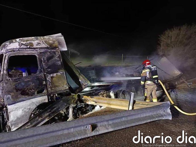 Confinan dos pueblos de Soria por el incendio de un camión con mercancías peligrosas en un accidente con 2 heridos