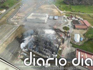 Controlado y cercano a la extinción el incendio de la nave industrial de Los Tanágos