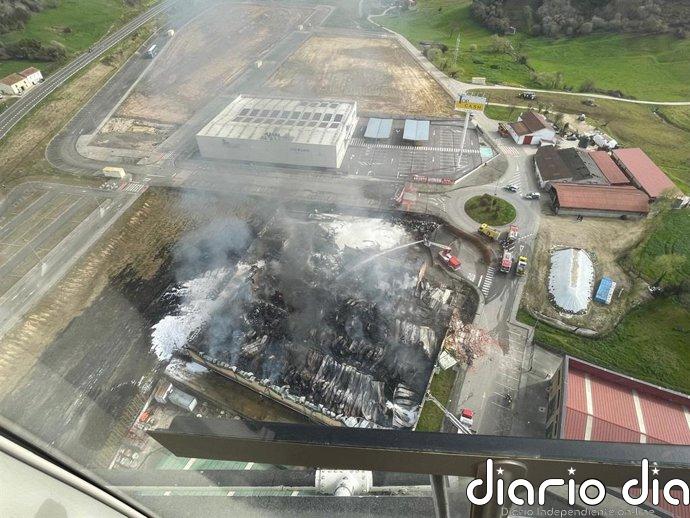 Controlado y cercano a la extinción el incendio de la nave industrial de Los Tanágos