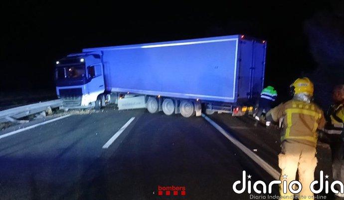 Cortada la AP-7 en Ametlla de Mar (Tarragona) en sentido sur por un camión accidentado