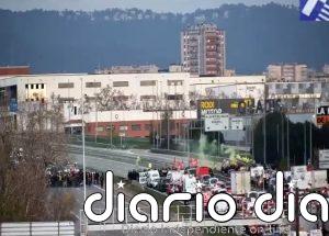 Cortada la C-58 en ambos sentidos en Sant Quirze (Barcelona) por la huelga de docentes