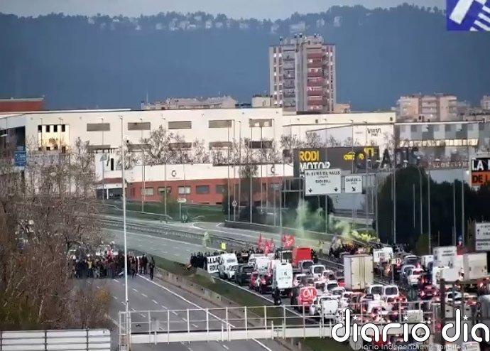 Cortada la C-58 en ambos sentidos en Sant Quirze (Barcelona) por la huelga de docentes
