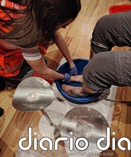 Cruz Roja realiza 534 atenciones en las Javieradas de 2026 Una voluntaria de Cruz Roja atiende a un peregrino en el marco de las Javieradas.