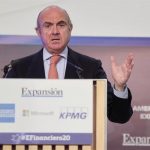 De Guindos constata ya un 'shock' de oferta por la guerra en Oriente Medio, que lastrará el crecimiento