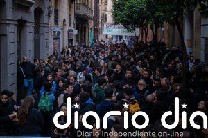 Decenas de personas se concentran en el bloque Sant Agustí de Barcelona para impedir un desahucio