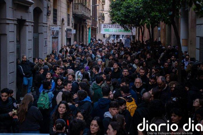 Decenas de personas se concentran en el bloque Sant Agustí de Barcelona para impedir un desahucio