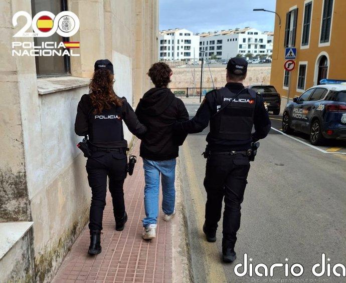 Detenido en Ciutadella por golpear con una barra de hierro al propietario de la vivienda que okupaba