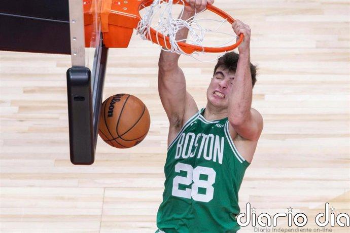 Discreta actuación de Hugo González en otro triunfo de los Celtics para asegurarse 'playoffs'