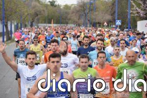 Domingo Gil y Laura Maasik ganan en una Carrera Triana - Los Remedios 'Torre Sevilla' con dorsales agotados