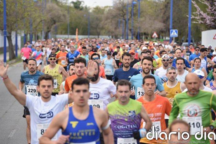 Domingo Gil y Laura Maasik ganan en una Carrera Triana - Los Remedios 'Torre Sevilla' con dorsales agotados