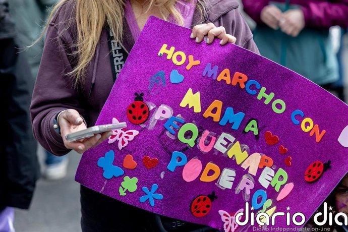 Dos centenares de personas se manifiestan en Maó por los derechos de las mujeres