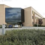 Dos mujeres trasladadas al Hospital 'Los Manzanos' tras chocar dos coches en la calle La Cava de Logroño