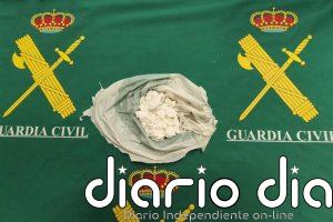 Dos personas detenidas en Sigüenza tras intentar deshacerse de una bolsa con 56,5 gramos de cocaína en roca