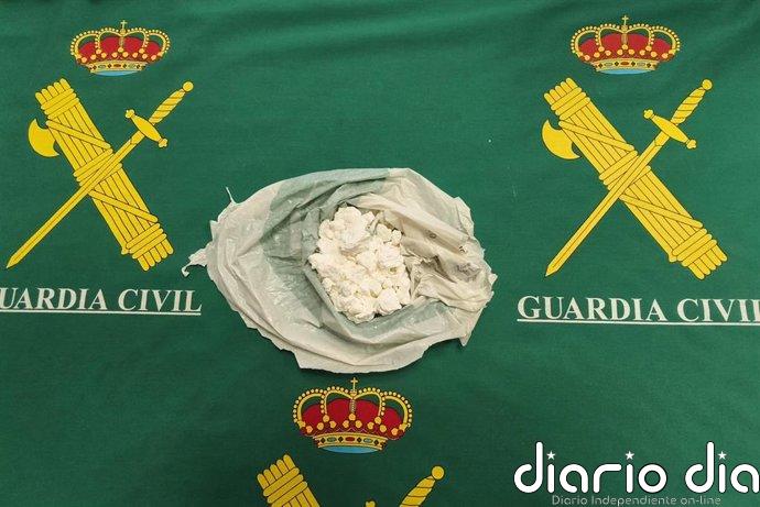 Dos personas detenidas en Sigüenza tras intentar deshacerse de una bolsa con 56,5 gramos de cocaína en roca
