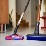 Dyson demuestra que el tamaño importa: así son la aspiradora y la fregona eléctrica más finas