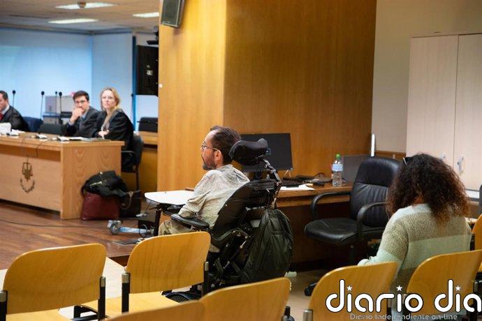 Echenique dice que su tuit sobre "deportar sacerdotes" era "ironía" y la acusación lo achaca a "manía" a la Iglesia