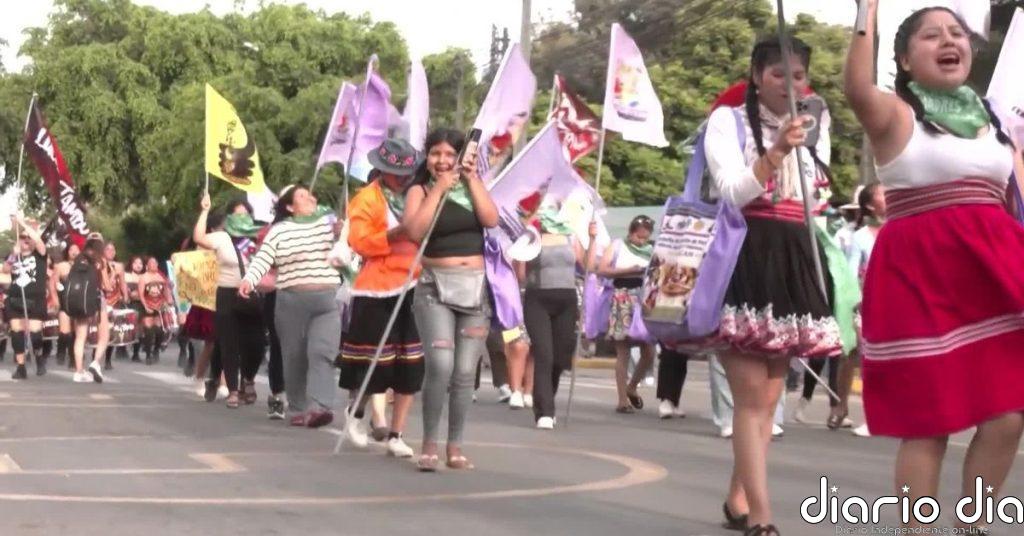 El 8M moviliza en Lima a miles de mujeres que marchan contra la violencia machista antes de las elecciones peruanas