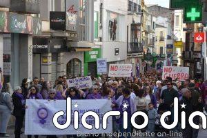 El 8M reúne a cientos de mujeres en Extremadura al grito de "no a la guerra, sí al feminismo"