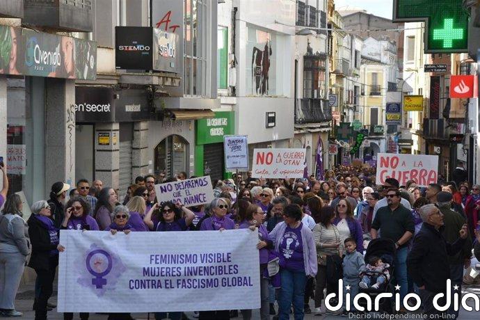 El 8M reúne a cientos de mujeres en Extremadura al grito de "no a la guerra, sí al feminismo"