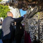 El alcalde de Sevilla visita las Hermandades de Vísperas del Sábado de Pasión antes de sus estaciones de penitencia