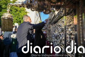 El alcalde de Sevilla visita las Hermandades de Vísperas del Sábado de Pasión antes de sus estaciones de penitencia