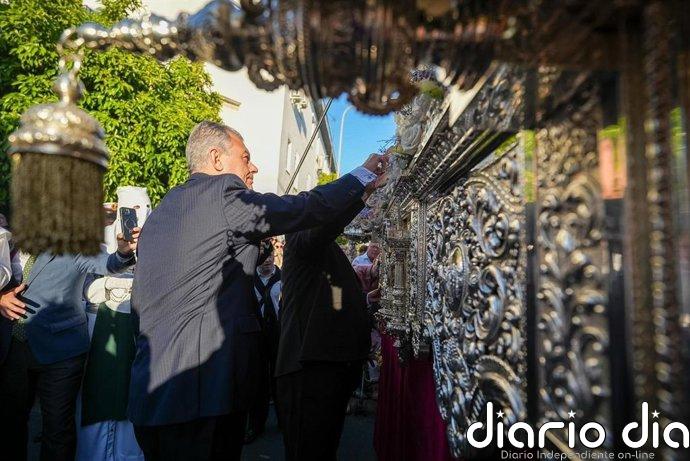 El alcalde de Sevilla visita las Hermandades de Vísperas del Sábado de Pasión antes de sus estaciones de penitencia