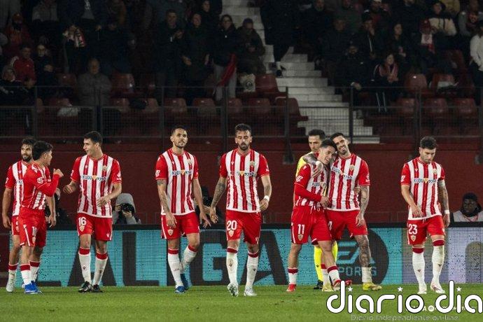 El Almería asalta el ascenso directo y hunde más a la Cultural